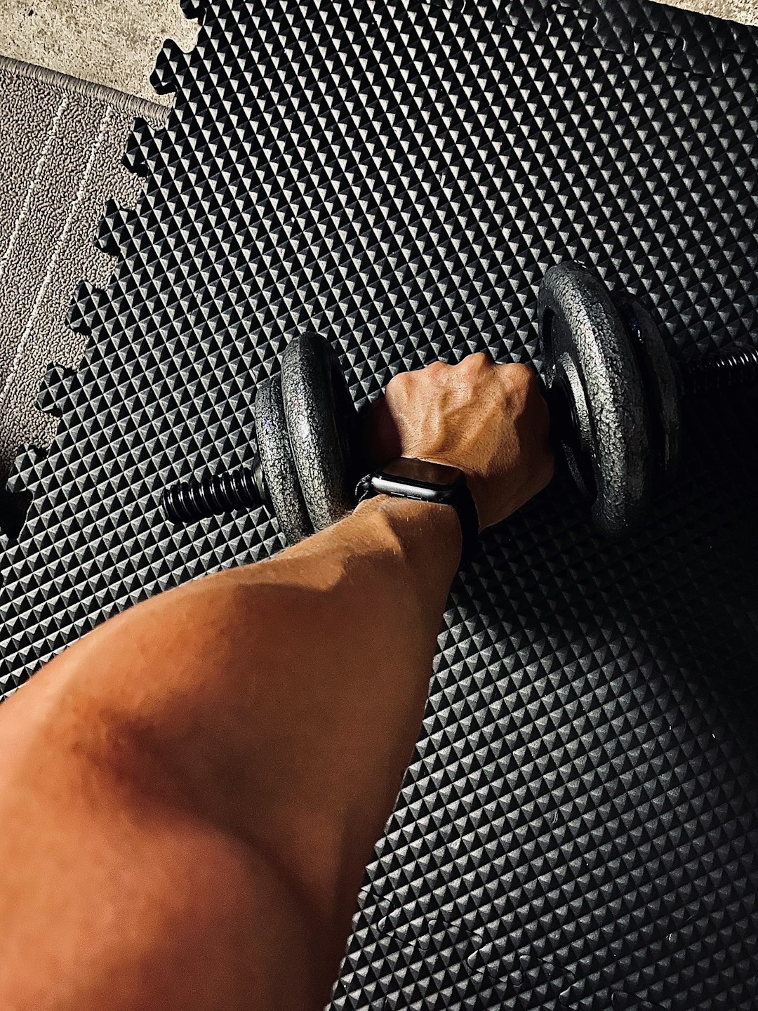 person-wearing-black-and-white-shirt-holding-black-dumbbell-czhhrf8wzcq